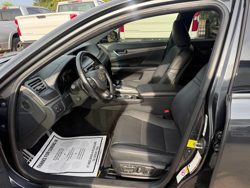 Lexus GS Vehicle Full-screen Gallery Image 07