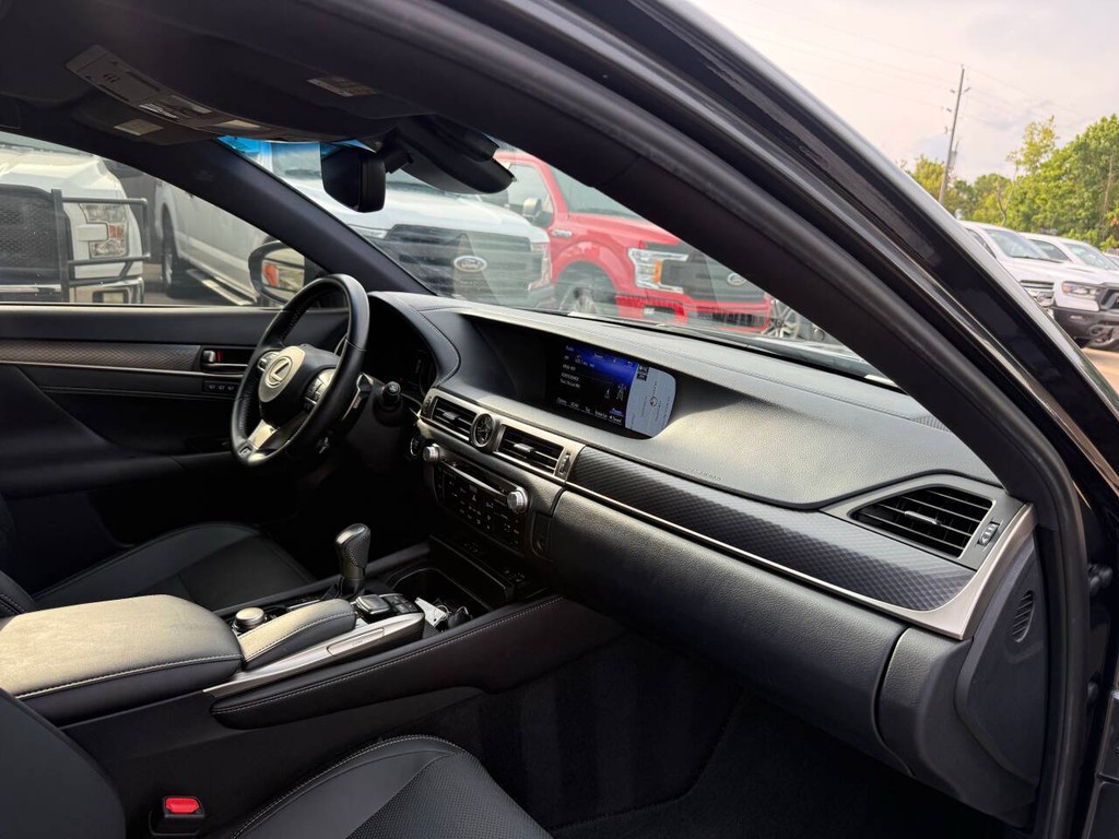 Lexus GS Vehicle Full-screen Gallery Image 09