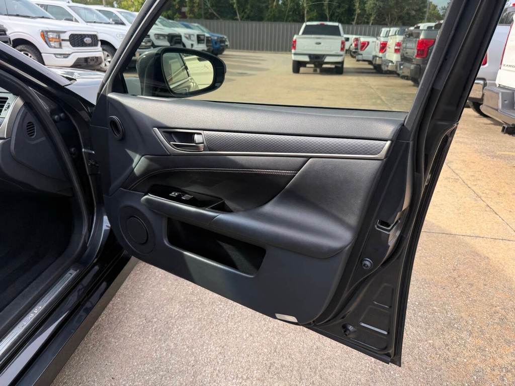 Lexus GS Vehicle Full-screen Gallery Image 11