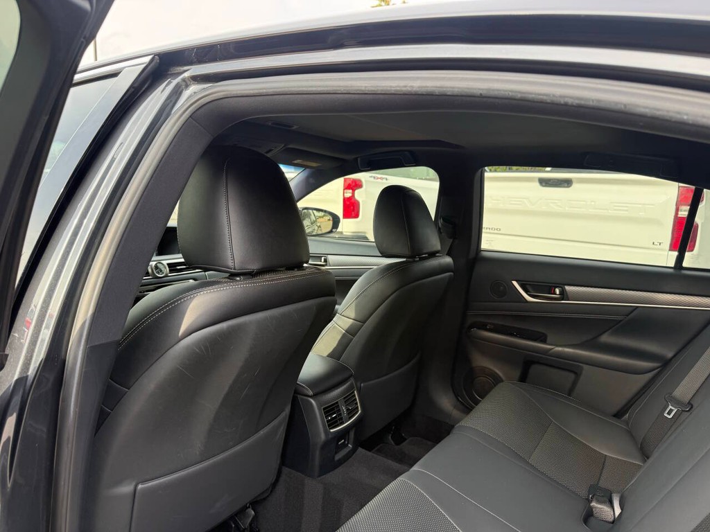 Lexus GS Vehicle Full-screen Gallery Image 12