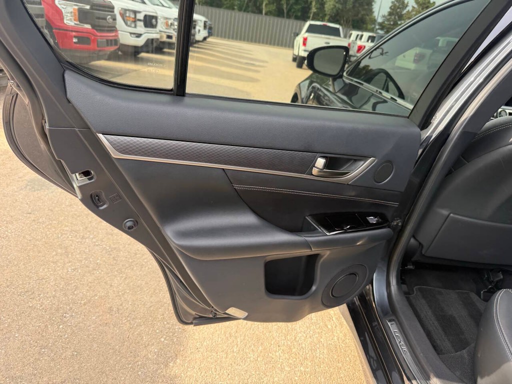 Lexus GS Vehicle Full-screen Gallery Image 14