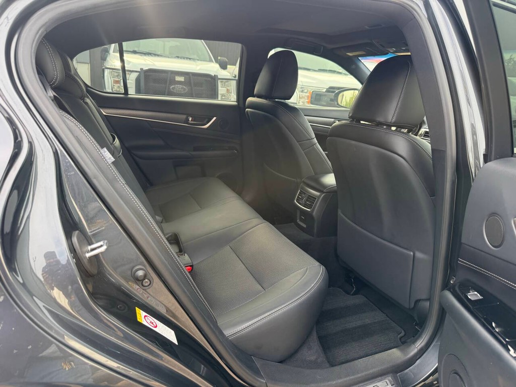 Lexus GS Vehicle Full-screen Gallery Image 15