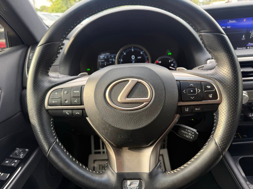 Lexus GS Vehicle Full-screen Gallery Image 25