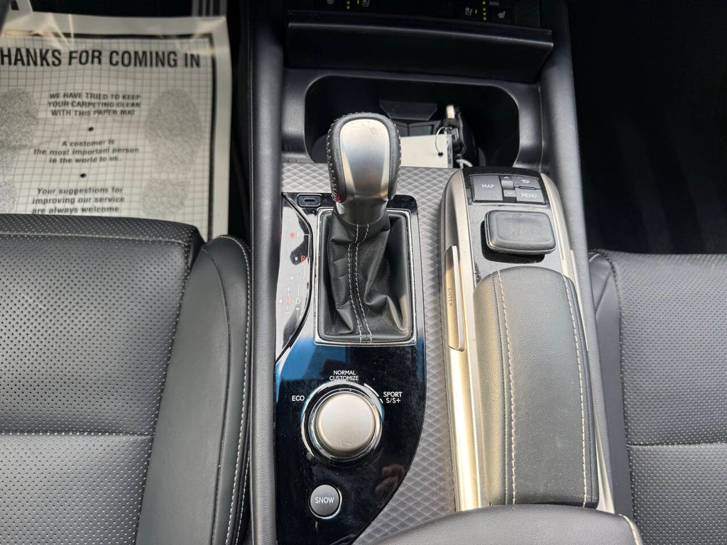 Lexus GS Vehicle Full-screen Gallery Image 32