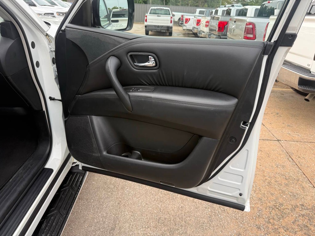 Nissan Armada Vehicle Full-screen Gallery Image 11