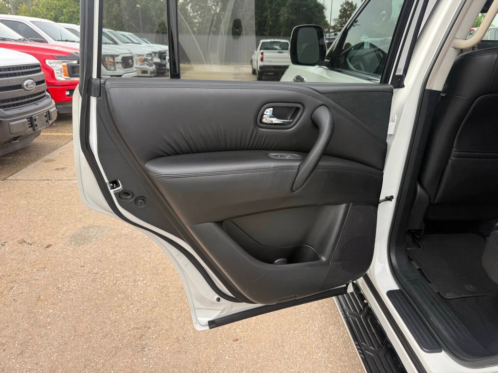 Nissan Armada Vehicle Full-screen Gallery Image 15