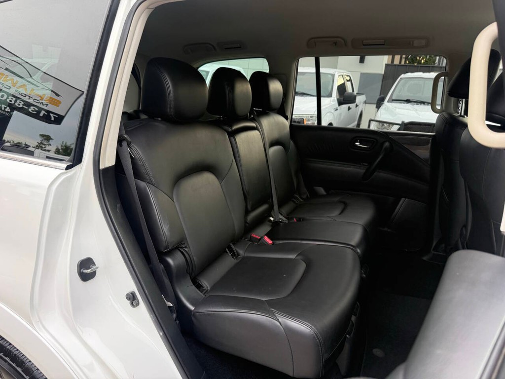 Nissan Armada Vehicle Full-screen Gallery Image 16