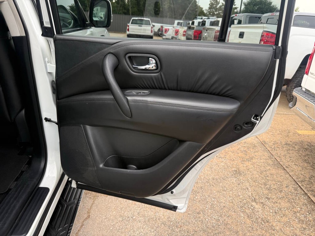 Nissan Armada Vehicle Full-screen Gallery Image 18