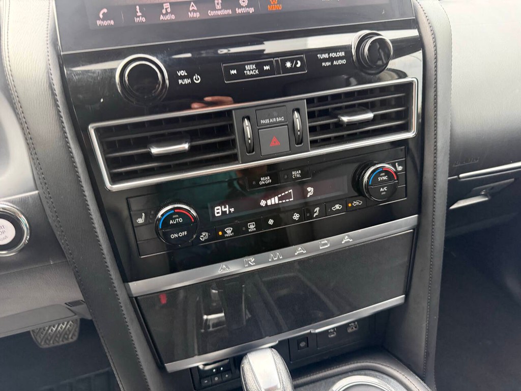 Nissan Armada Vehicle Full-screen Gallery Image 30
