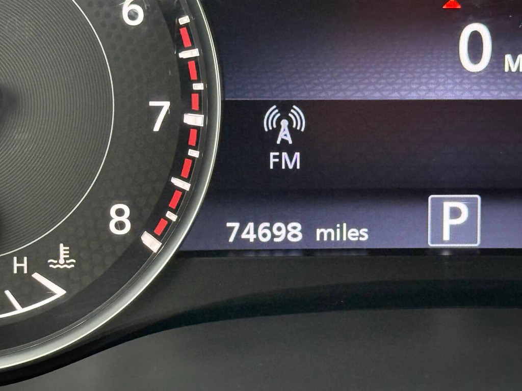 Nissan Armada Vehicle Full-screen Gallery Image 34