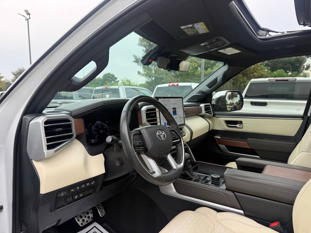 Toyota Tundra 4WD Vehicle Full-screen Gallery Image 06