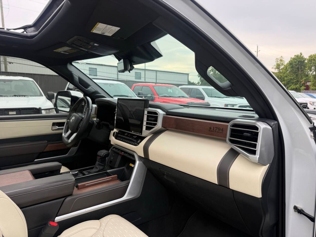 Toyota Tundra 4WD Vehicle Full-screen Gallery Image 09