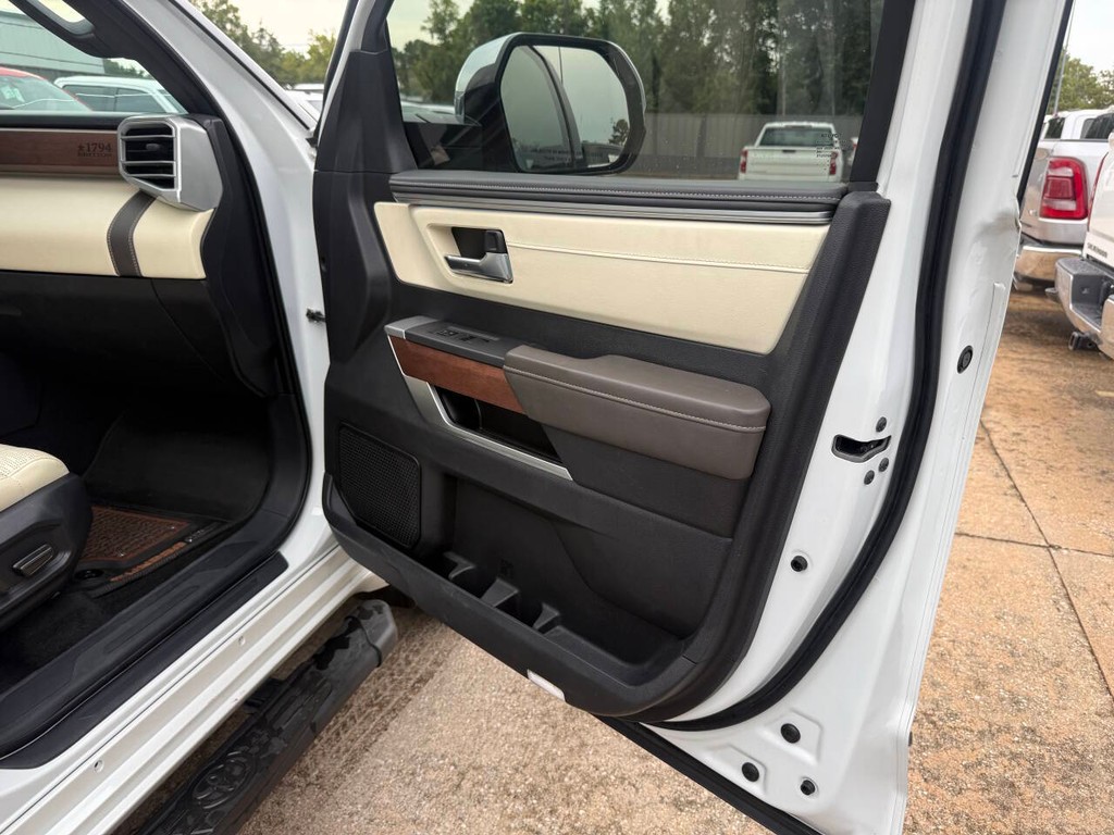 Toyota Tundra 4WD Vehicle Full-screen Gallery Image 11