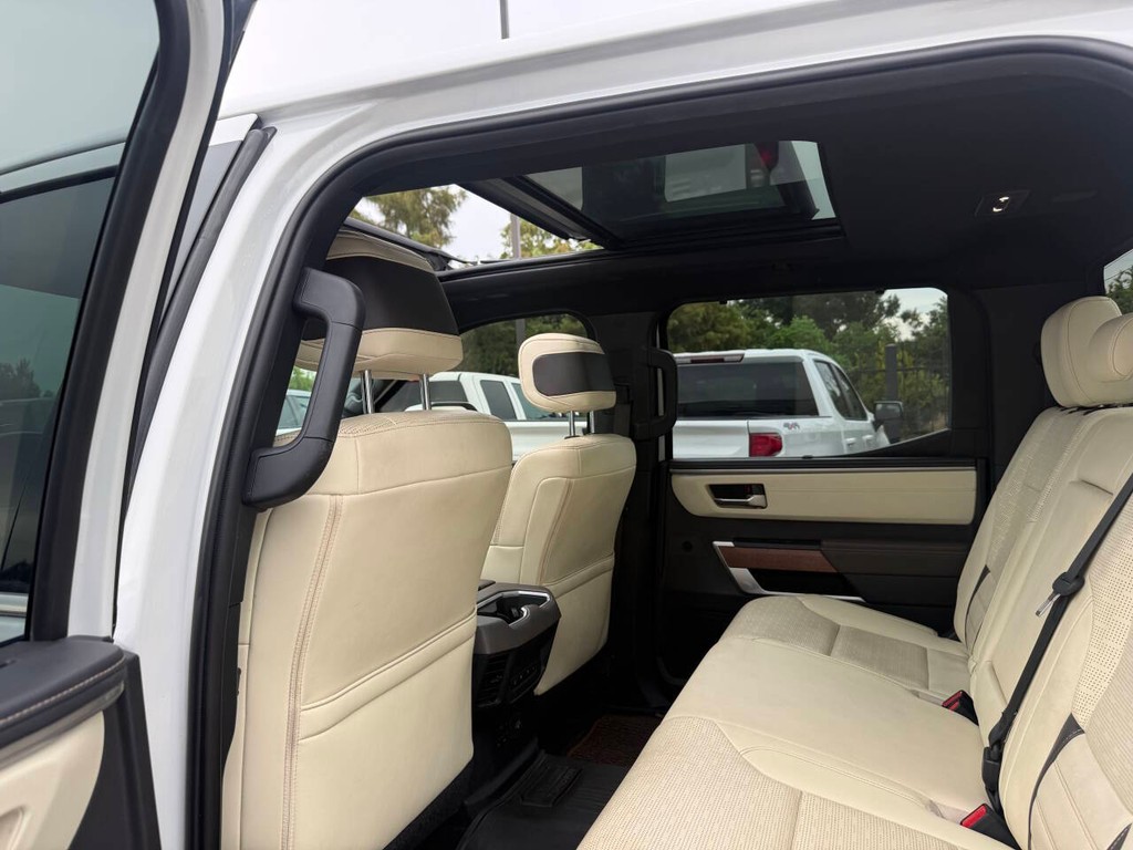 Toyota Tundra 4WD Vehicle Full-screen Gallery Image 12