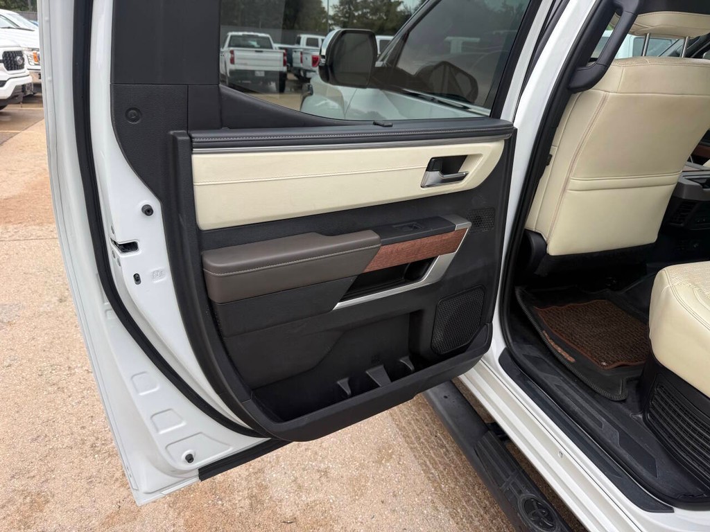 Toyota Tundra 4WD Vehicle Full-screen Gallery Image 14
