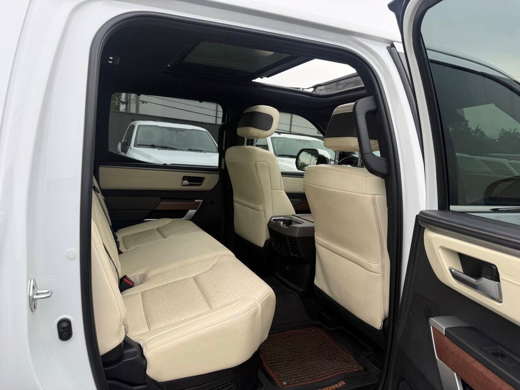 Toyota Tundra 4WD Vehicle Full-screen Gallery Image 15