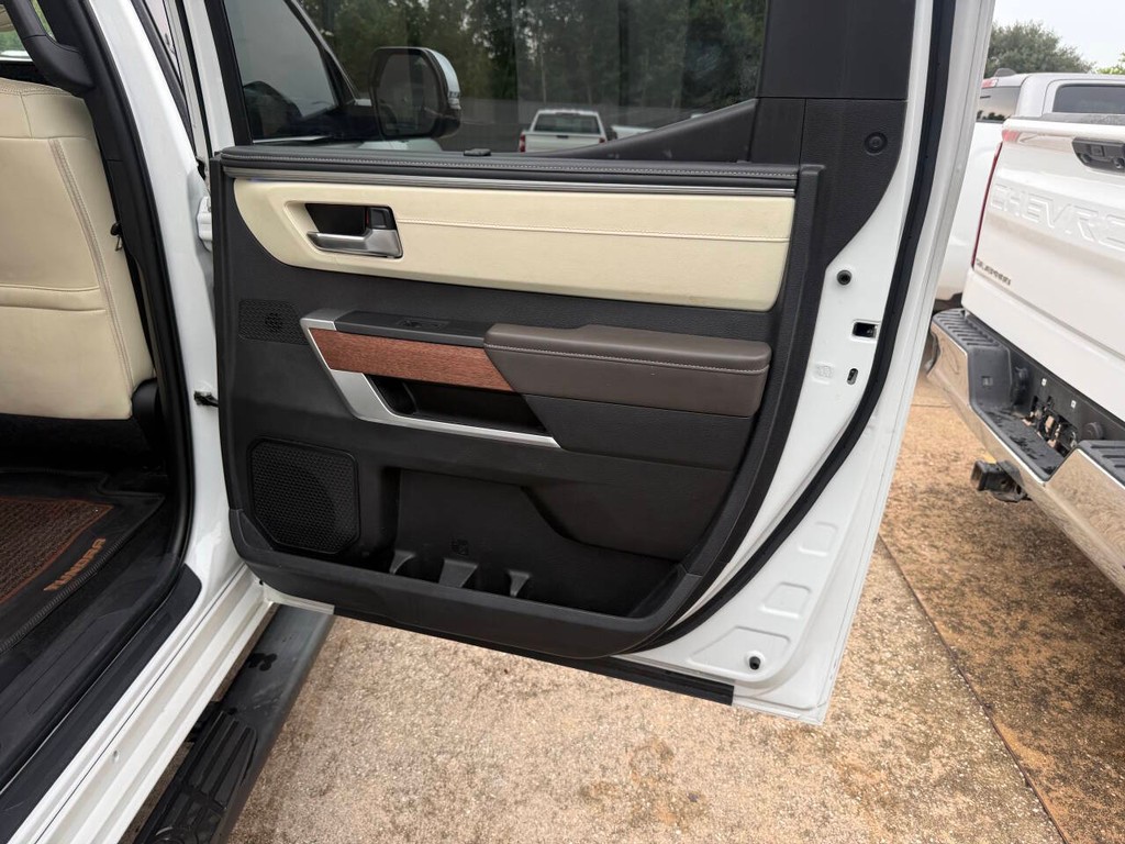 Toyota Tundra 4WD Vehicle Full-screen Gallery Image 16