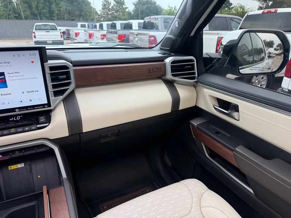 Toyota Tundra 4WD Vehicle Full-screen Gallery Image 20