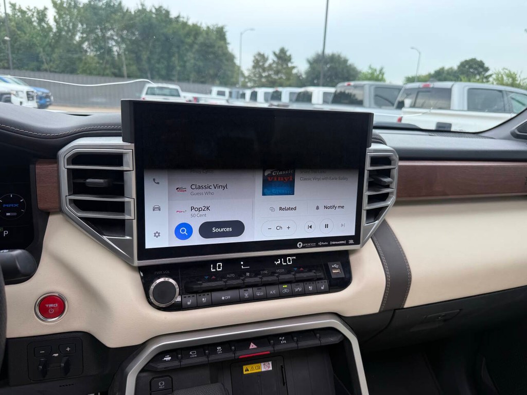 Toyota Tundra 4WD Vehicle Full-screen Gallery Image 24