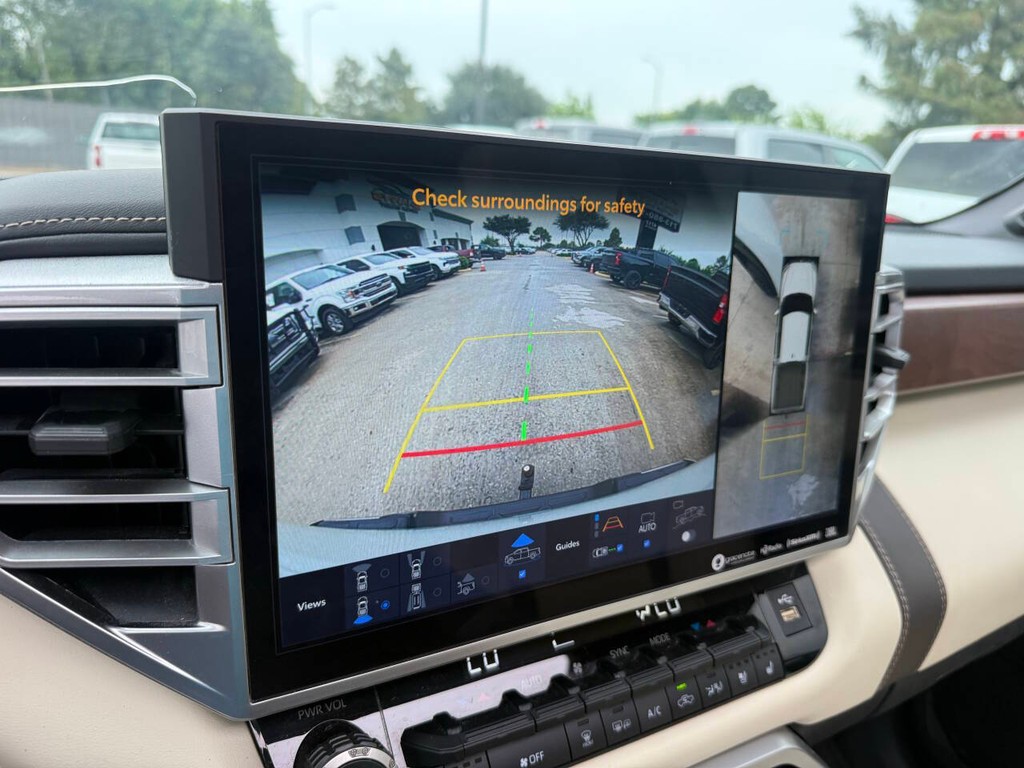 Toyota Tundra 4WD Vehicle Full-screen Gallery Image 27