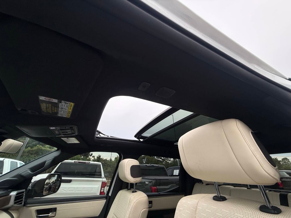 Toyota Tundra 4WD Vehicle Full-screen Gallery Image 32
