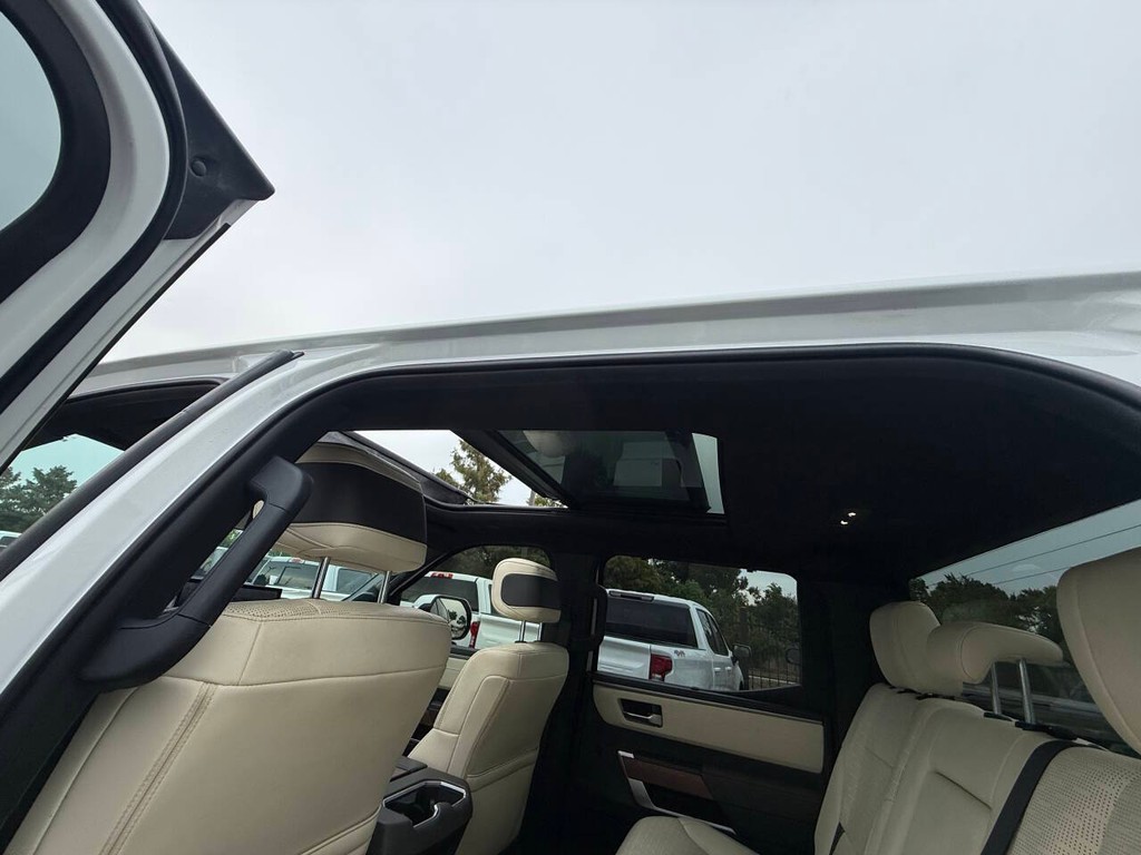 Toyota Tundra 4WD Vehicle Full-screen Gallery Image 33