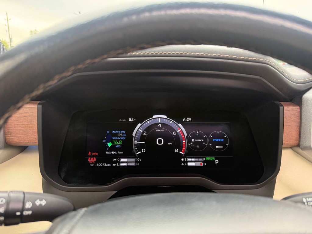 Toyota Tundra 4WD Vehicle Full-screen Gallery Image 34