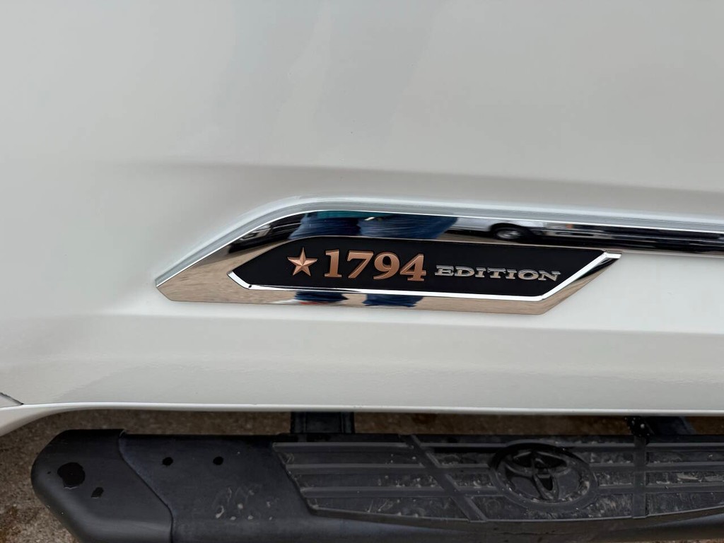 Toyota Tundra 4WD Vehicle Full-screen Gallery Image 40