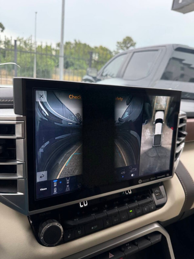 Toyota Tundra 4WD Vehicle Full-screen Gallery Image 26