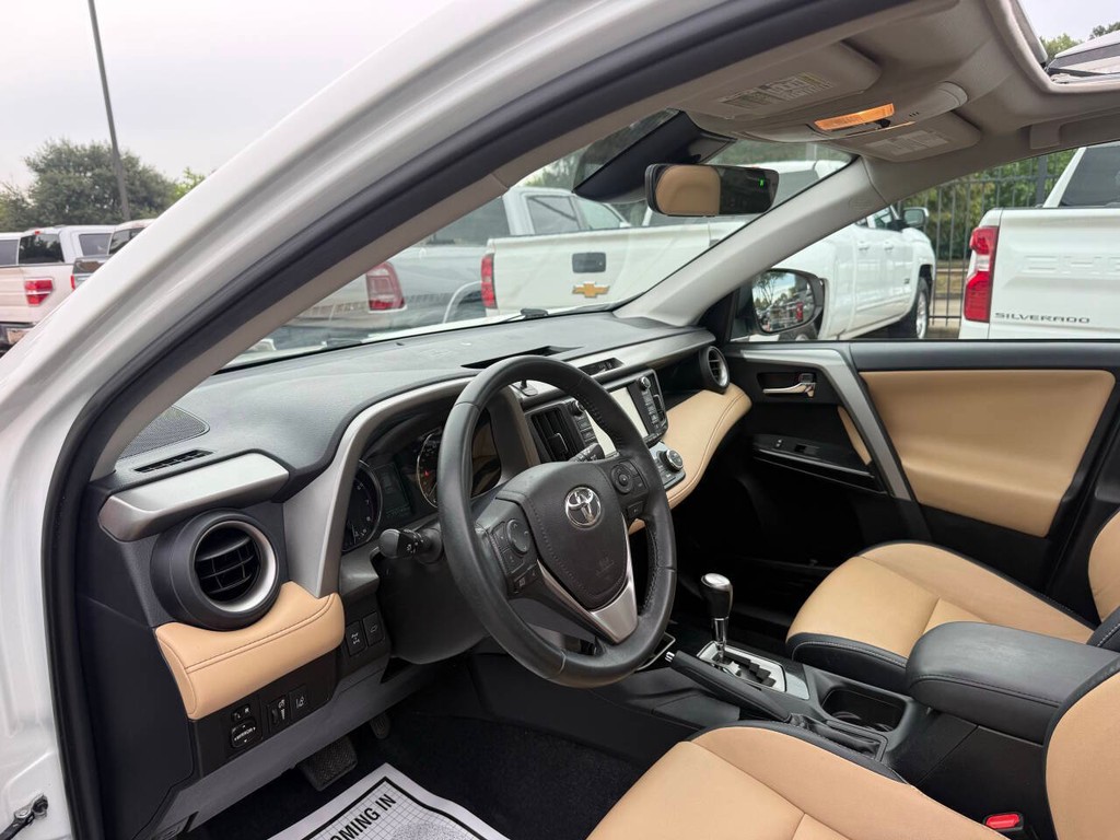 Toyota RAV4 Vehicle Full-screen Gallery Image 06