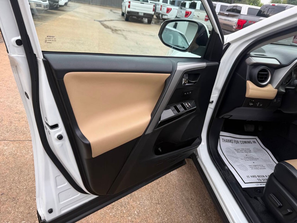 Toyota RAV4 Vehicle Full-screen Gallery Image 08