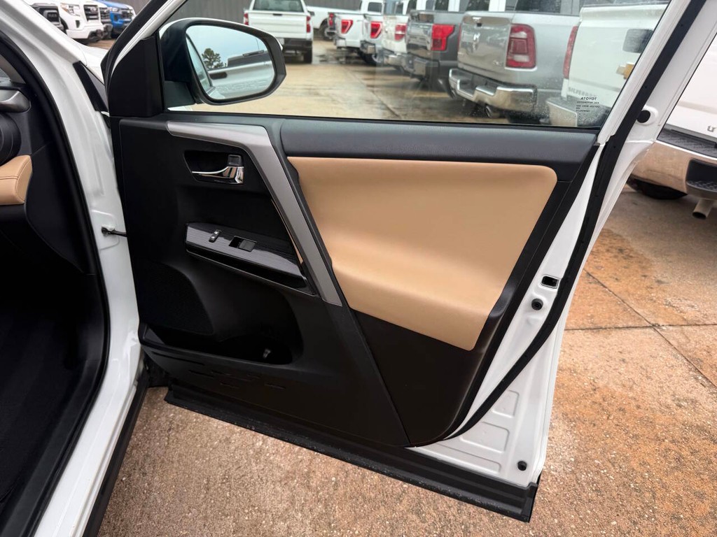 Toyota RAV4 Vehicle Full-screen Gallery Image 11