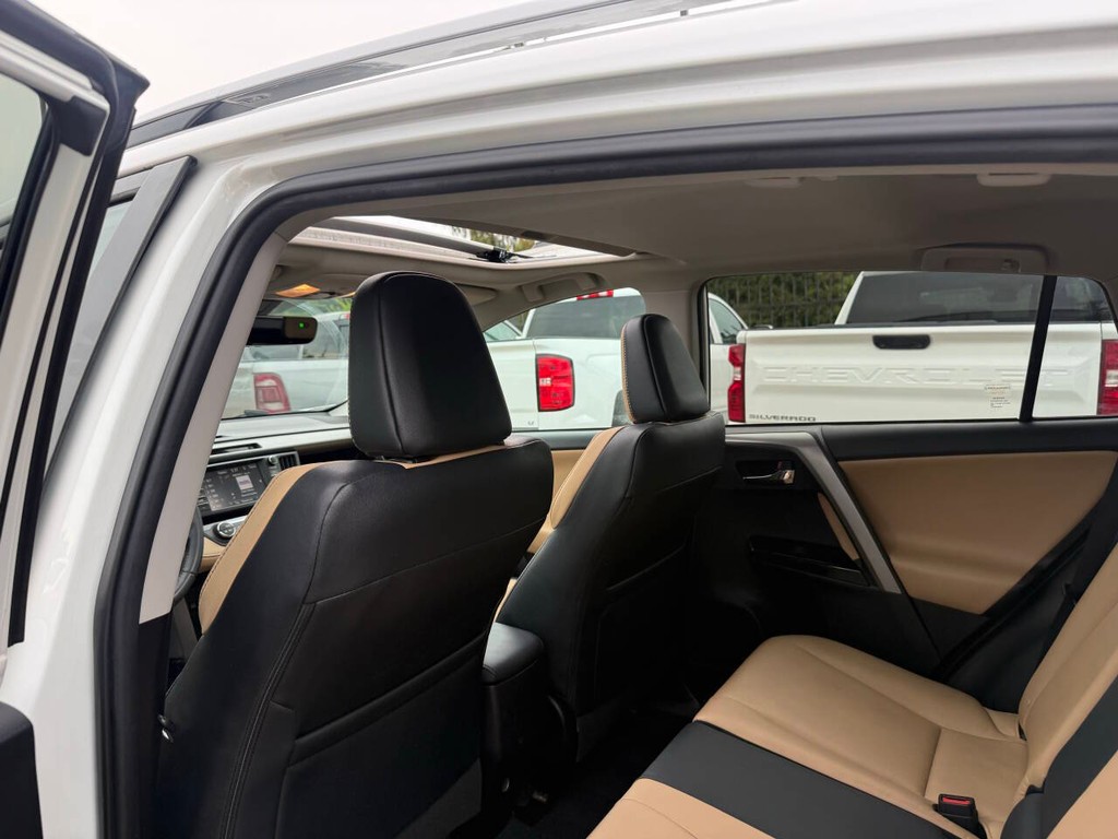 Toyota RAV4 Vehicle Full-screen Gallery Image 12