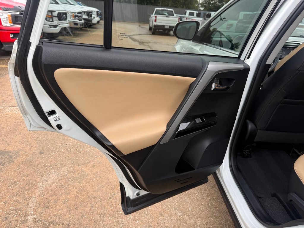 Toyota RAV4 Vehicle Full-screen Gallery Image 14