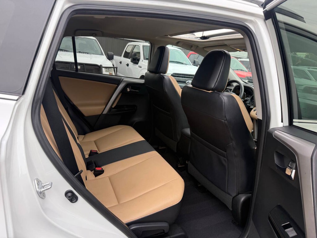 Toyota RAV4 Vehicle Full-screen Gallery Image 15