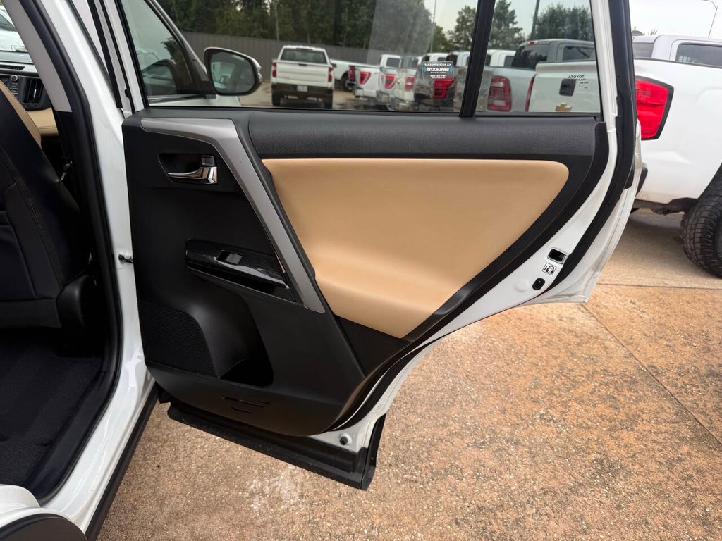 Toyota RAV4 Vehicle Full-screen Gallery Image 16