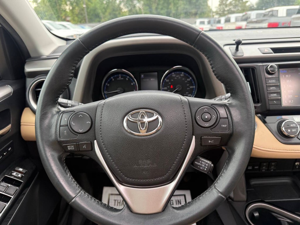 Toyota RAV4 Vehicle Full-screen Gallery Image 24