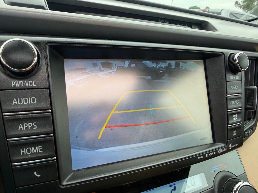 Toyota RAV4 Vehicle Full-screen Gallery Image 26