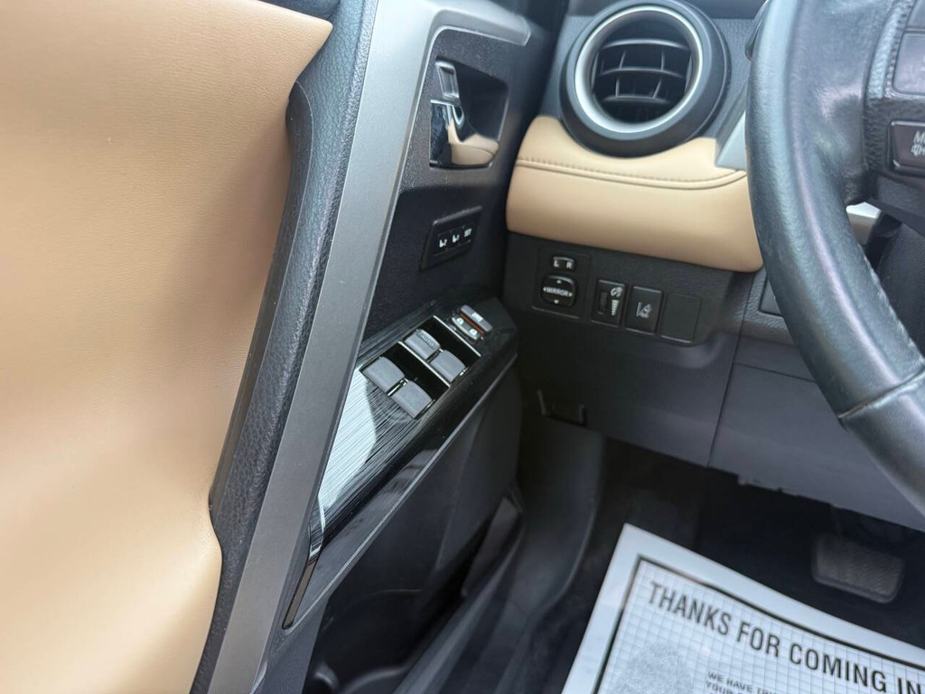 Toyota RAV4 Vehicle Full-screen Gallery Image 30