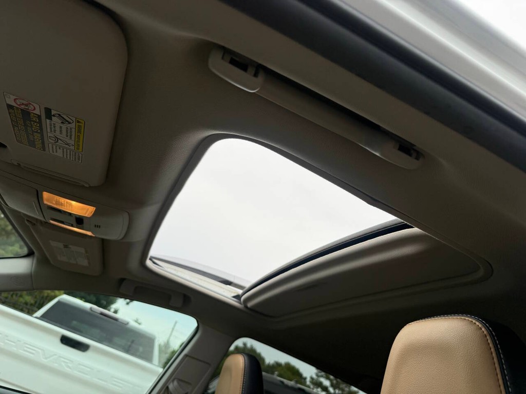 Toyota RAV4 Vehicle Full-screen Gallery Image 31