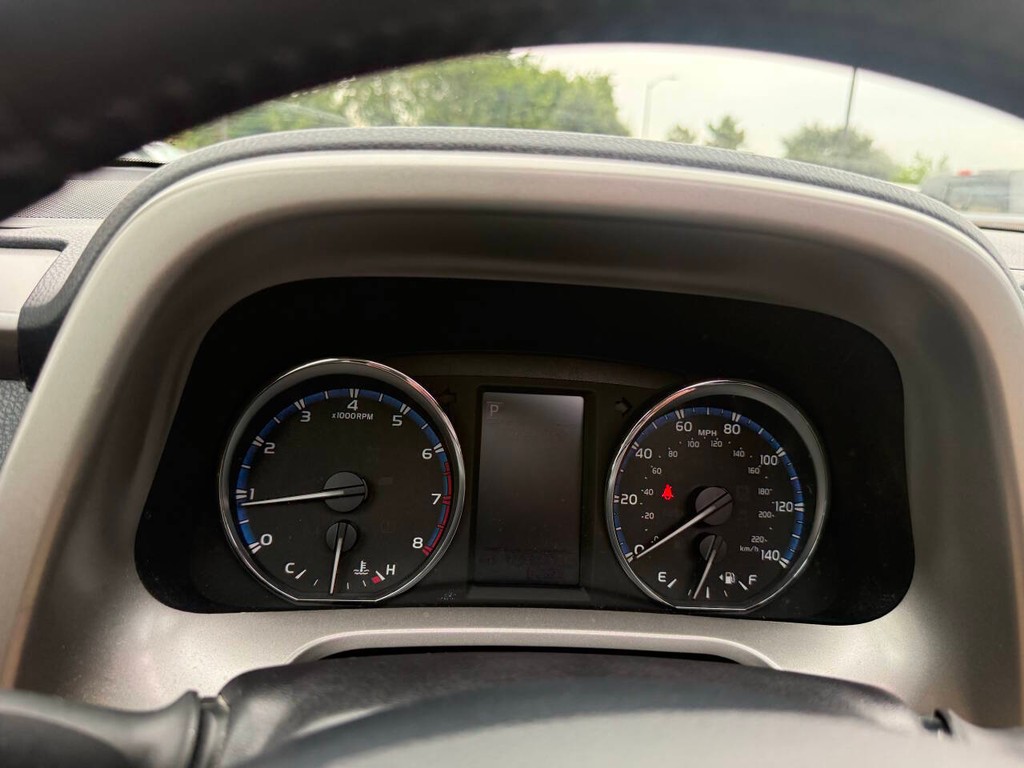 Toyota RAV4 Vehicle Full-screen Gallery Image 32