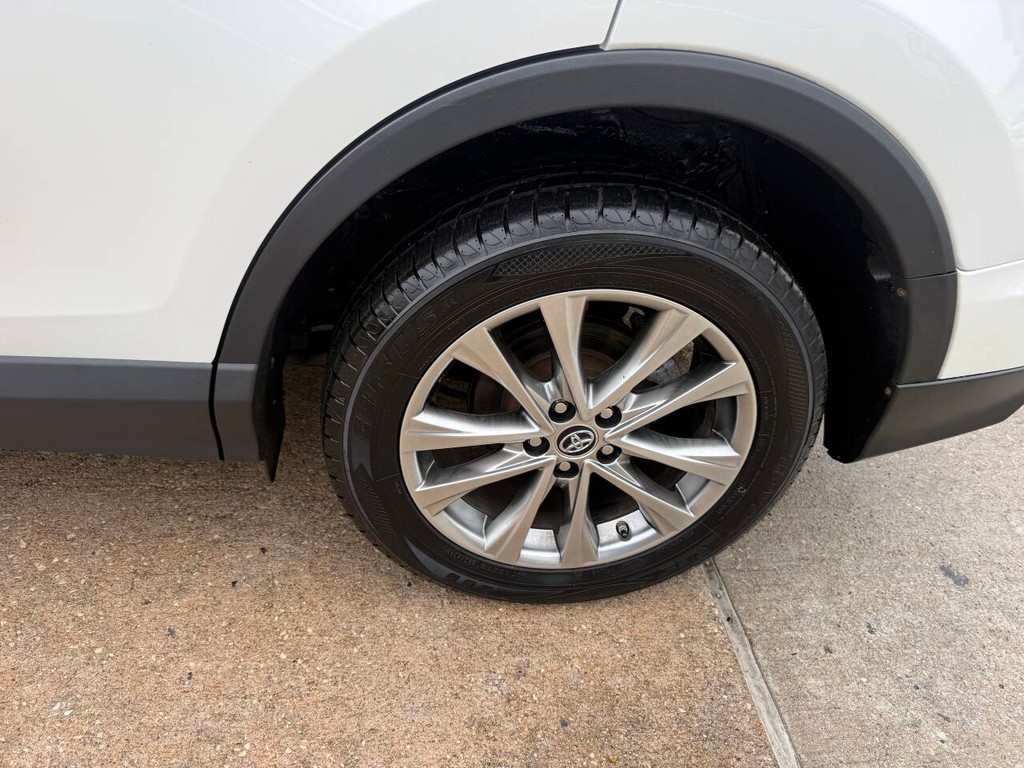 Toyota RAV4 Vehicle Full-screen Gallery Image 36
