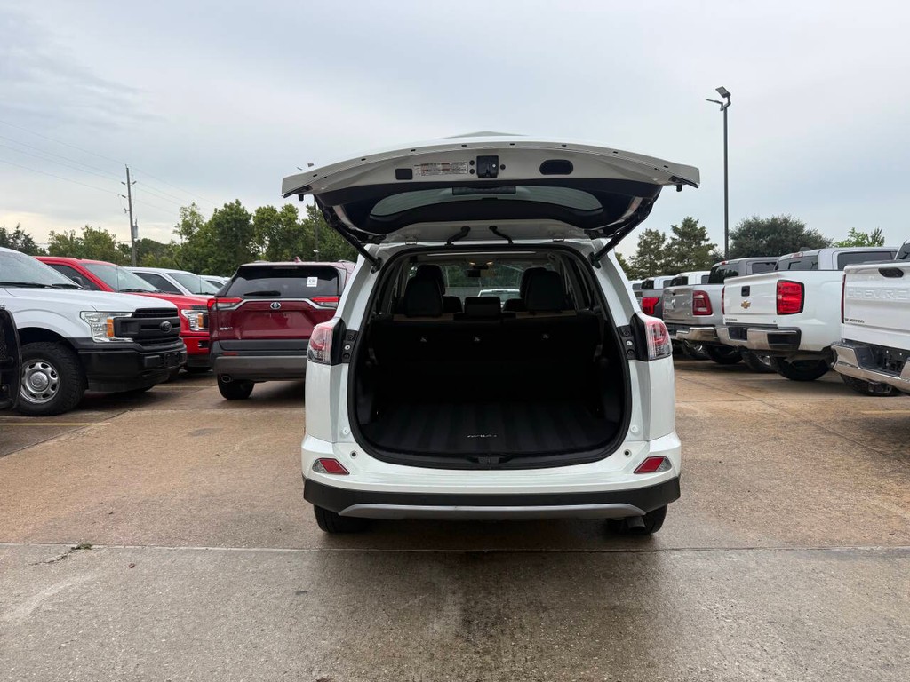 Toyota RAV4 Vehicle Full-screen Gallery Image 37