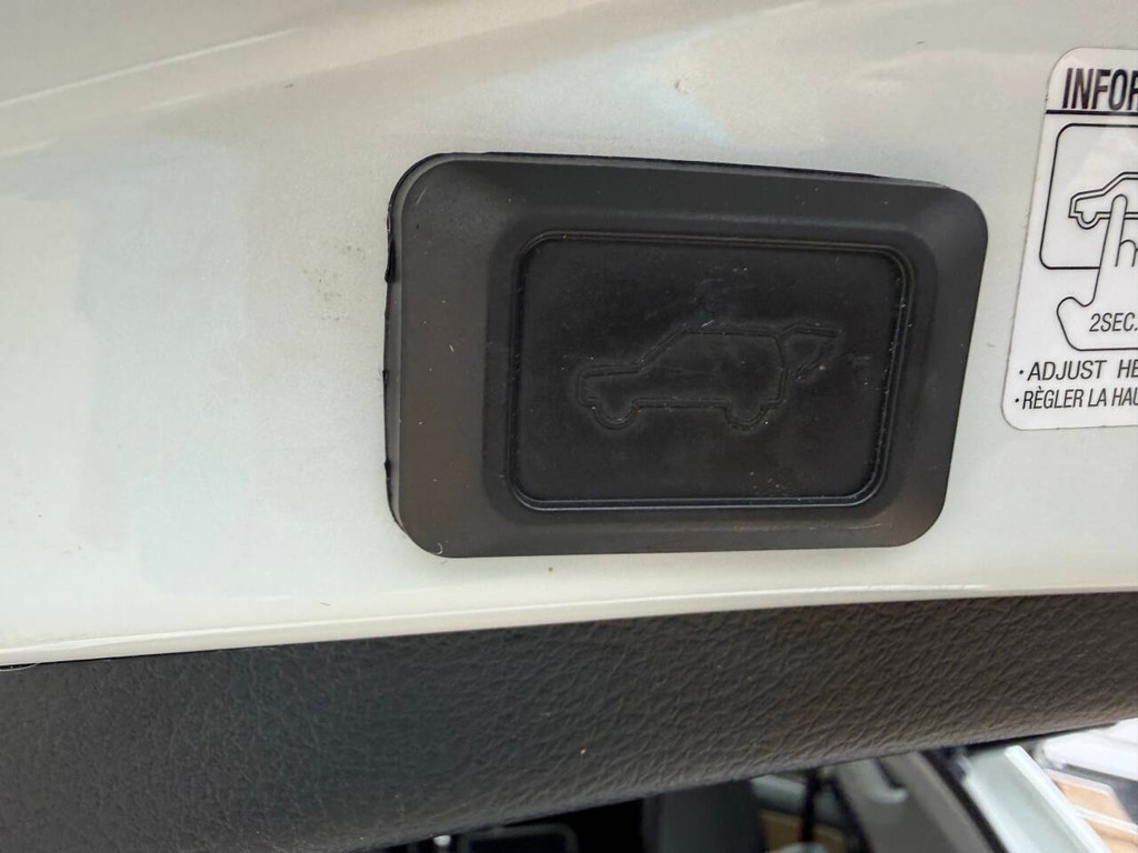 Toyota RAV4 Vehicle Full-screen Gallery Image 38