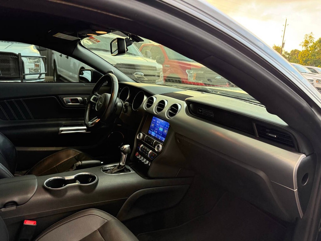 Ford Mustang Vehicle Full-screen Gallery Image 10