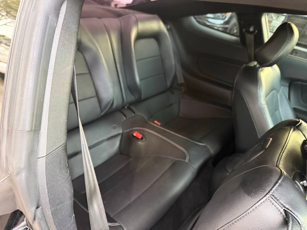 Ford Mustang Vehicle Full-screen Gallery Image 12