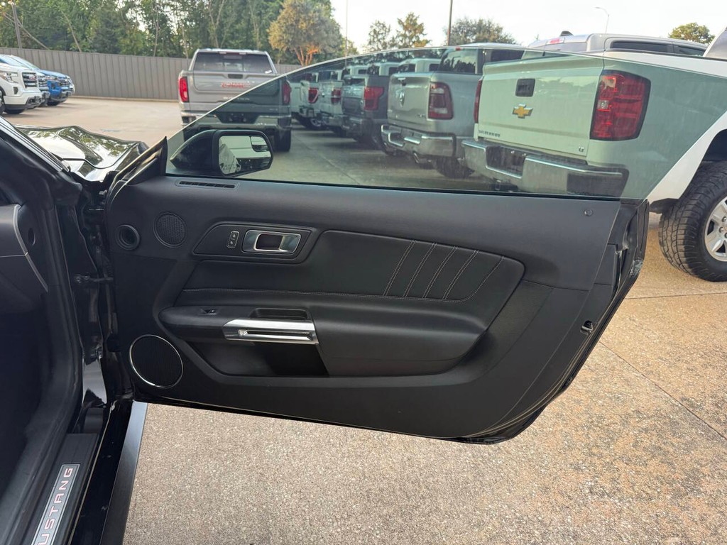Ford Mustang Vehicle Full-screen Gallery Image 13