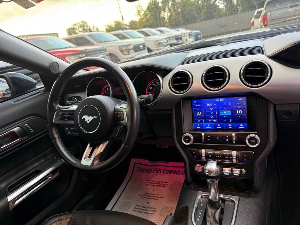 Ford Mustang Vehicle Full-screen Gallery Image 16