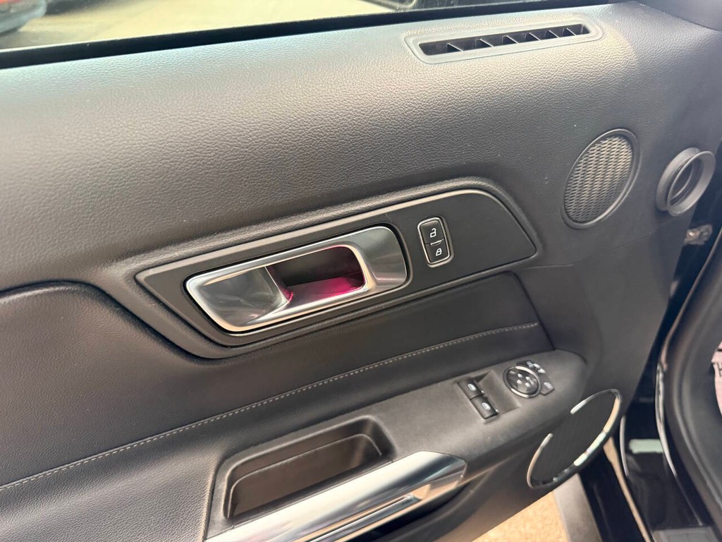 Ford Mustang Vehicle Full-screen Gallery Image 26