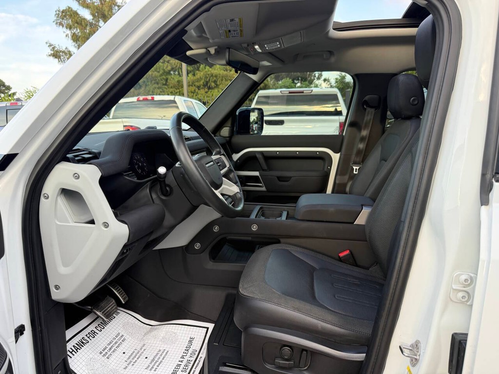 Land Rover Defender Vehicle Full-screen Gallery Image 05